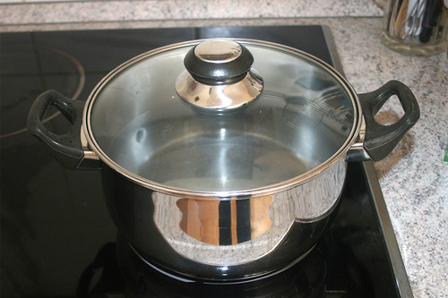 16 - Topf mit Wasser aufsetzen / Bring pot with water to a boil