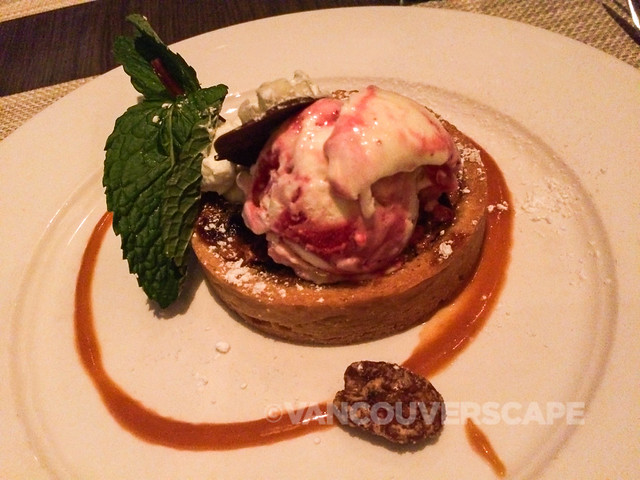 360 Restaurant warm cranberry pecan tart, white chocolate cranberry ice cream