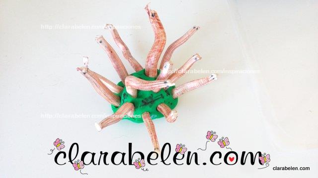 Como hacer gusanos con palos de cabezas de ajos para Halloween