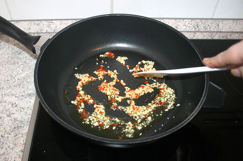 22 - Knoblauch & Chili anbraten / Fry garlic & chilis