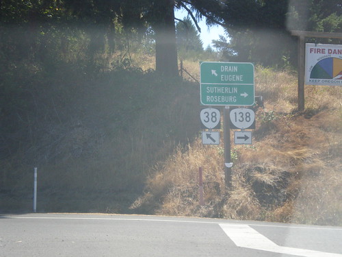 sign oregon intersection shield elkton or138 biggreensign umpquahighway or38 elktonsutherlinhighway