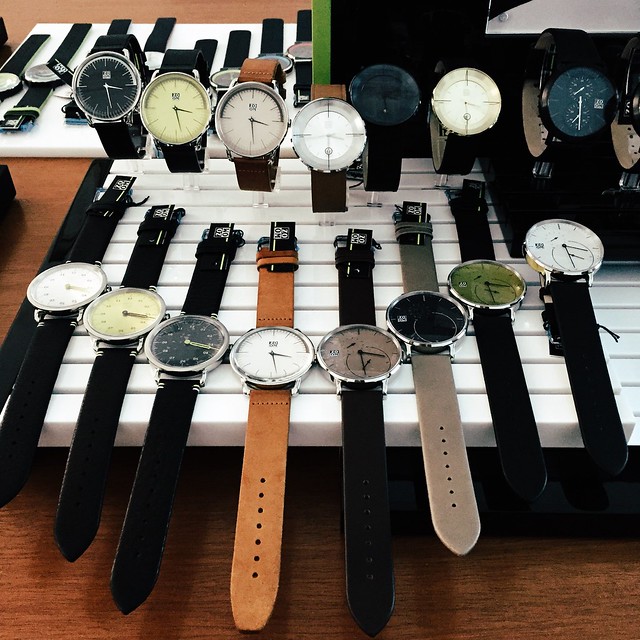 Zoom minimalist watch