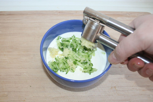 23 - Knoblauch dazu pressen / Add garlic