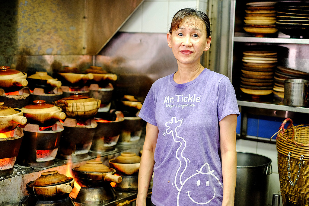 Lian He Ben Ji Claypot Rice: Mdm Lim handles the cooking. Wow!