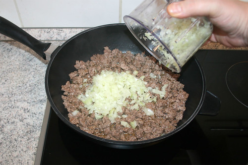 24 - Gewürfelte Zwiebel addieren / Add diced onion