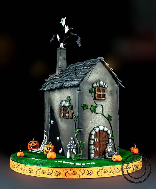 Hauntingly-Sweet-Home Cake by design-a-cake.co.uk