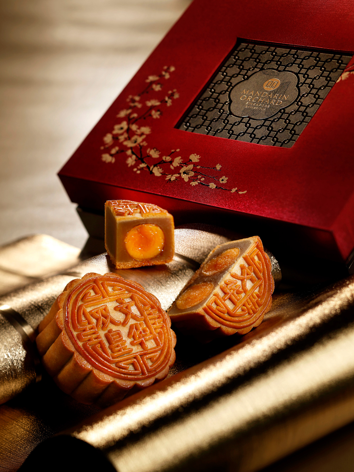 Mandarin-Orchard---Baked-Mooncake-with-Double-Yolk-and-White-Lotus-Paste-3