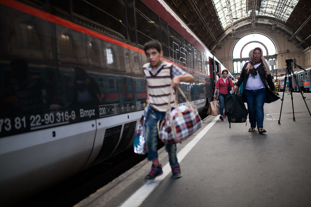 Migránsok indulnak Németország felé a Keleti pályaudvarról