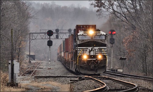 train railroad railway rail cofc container pennsylvania laurel highlands pa torrance pittsburgh ns norfolk southern pack control point signal ge stack intermodal fall autumn winter dreary transportation freight