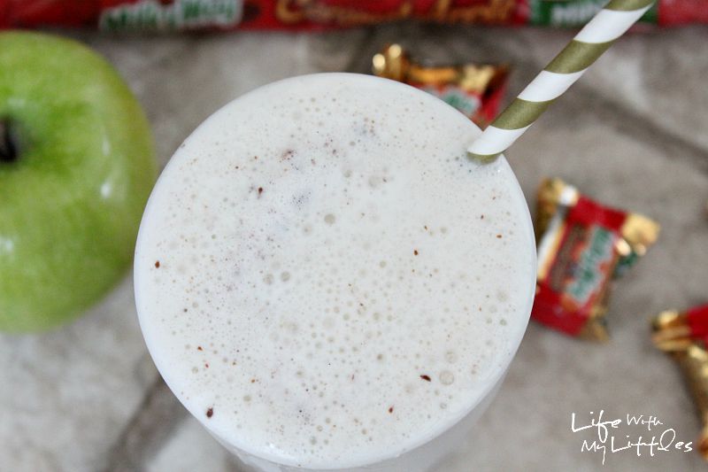 Caramel apple milkshakes are the perfect dessert to welcome fall! Hello sweater weather!
