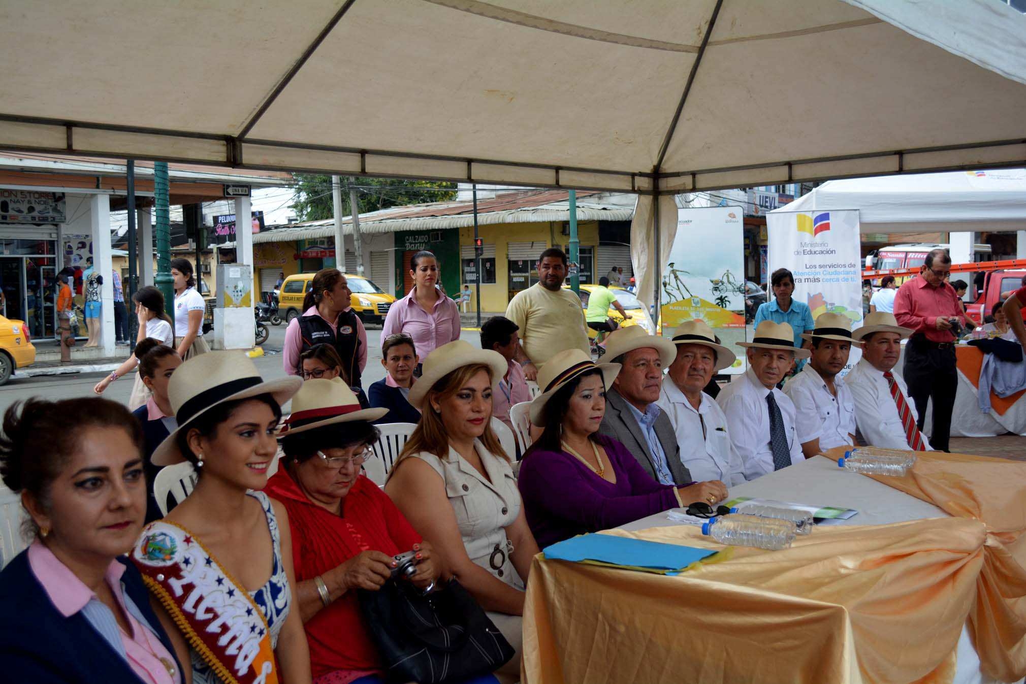 Autoridades presentes en feria del aniversario del sombrero