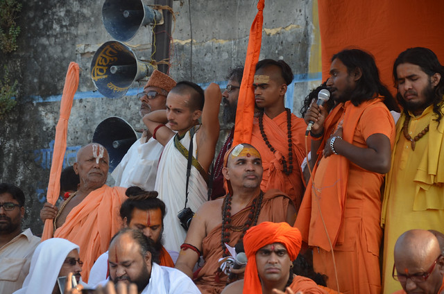 पदयात्रा शुरू होने के पहले मंच पर स्वामी अविमुक्तेश्वरानंद सरस्वती, महंत बालकदास व अन्य