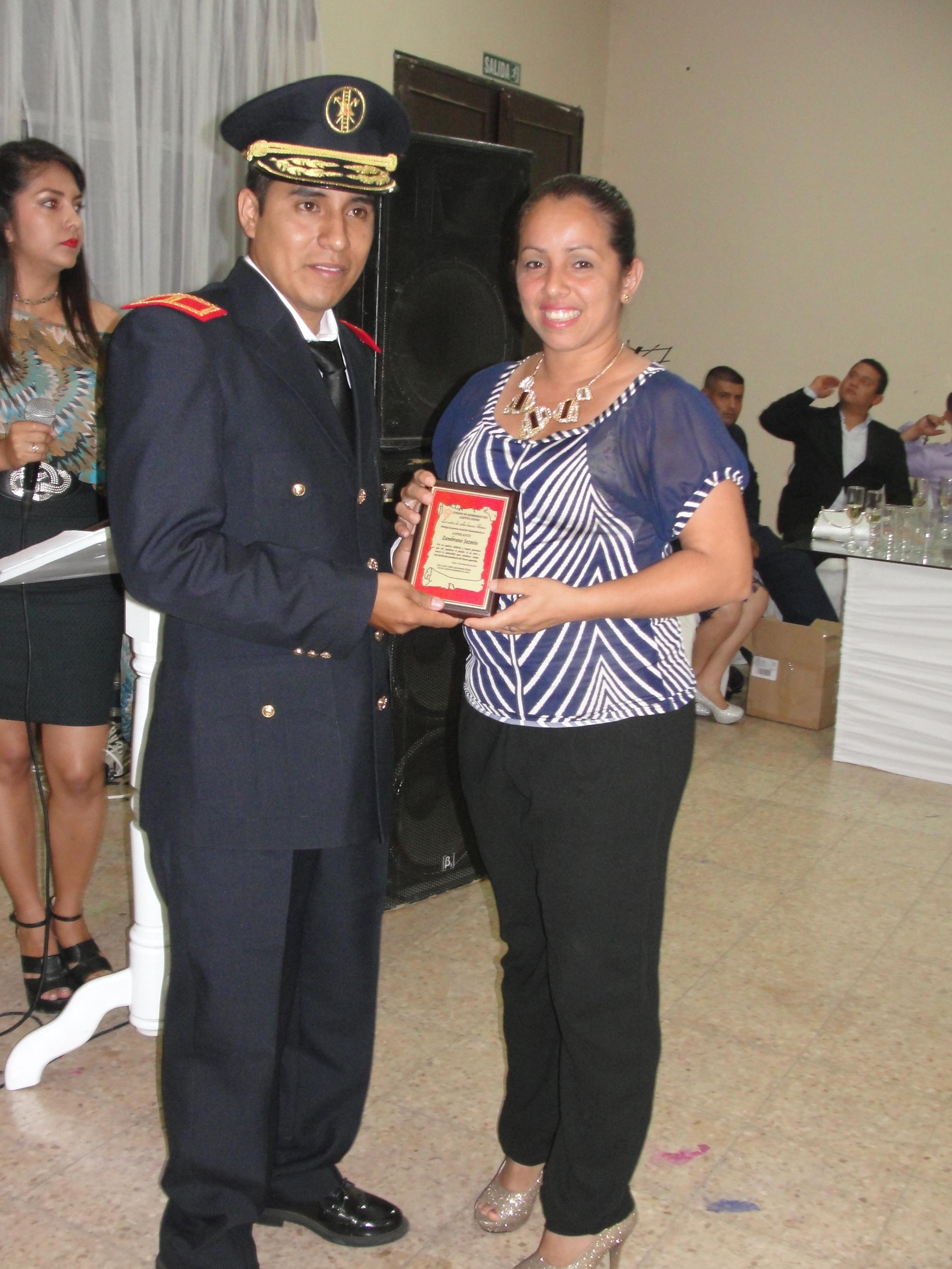 Mujer bombero recibe reconocimiento
