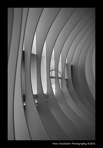 blackandwhite italy abstract building museum architecture photo nikon italia factory interior ferrari musée line inside museo modena curve italie usine ligne intérieur maranello diagonale abstrait d300 courbe enzoferrari géométrique bordure modène nikond300