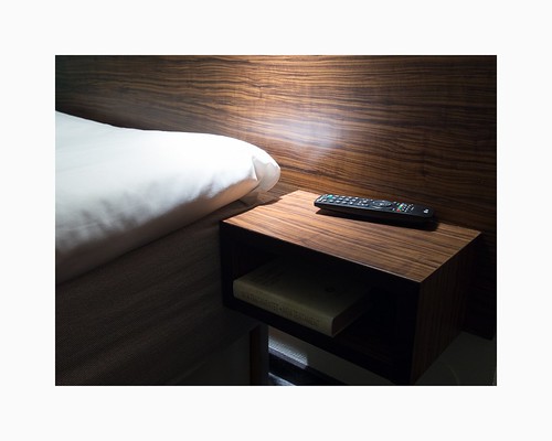 bed sweden bible sverige bestwestern remotecontrol hotelroom woodpaneling nightstand tvremote newtestament askersund em5 panasonic20mmf17