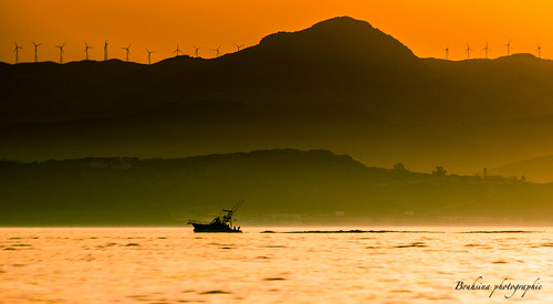 sunset coucher soleil montagne ciel mer eau silhouette bouhsina tétouan maroc morocco bouhsinaphotogrphy bateau peche hélices vent palmes couches couleur wow
