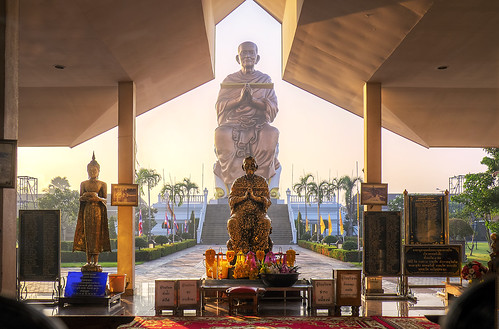 morning sunlight statue sunrise thailand temple dawn golden buddhist wat pathumthani watchonlaprathan