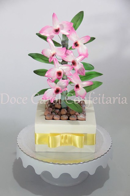 Cake with Orchids by Doce Carol Confeitaria