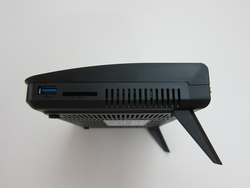Synology Router RT1900ac - Right