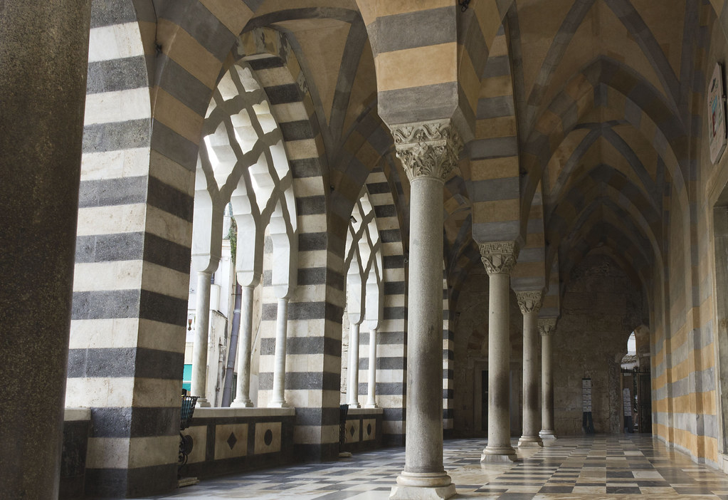 Portique à arcades de la cathédrale d'Amalfi
