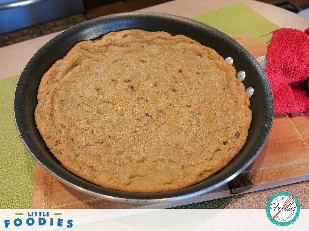 Little Foodies: Giant Skillet Cookie