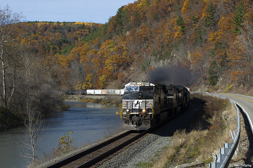 ns9972 36t norfolksouthern ns d944cw dash944cw gedash9 gelocomotive ge southerntierline canisteovalley canisteoriver cameronny newyorkssoutherntier westernnewyorkrailroads fallfoliage fallcolors freighttrain train railroad inexplore explore