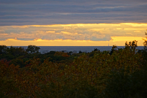 atmosphericrefraction lakemichigan puremichigan evening clouds color autumn trees leaves horizon chicagoskyline buildings mirage