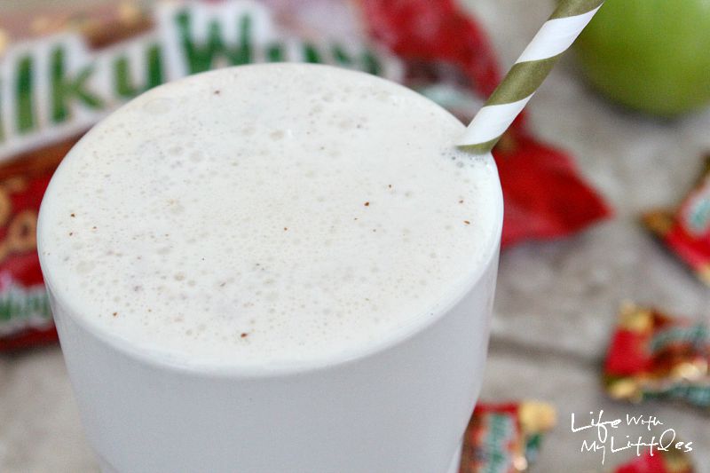 Caramel apple milkshakes are the perfect dessert to welcome fall! Hello sweater weather!