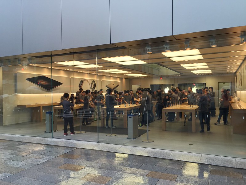 iPhone 6s launch day in Apple Store Ginza.