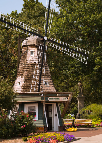 flowers summer signs windmill architecture bench joy tammy august iowa shops bonnie townsquare pella 2015