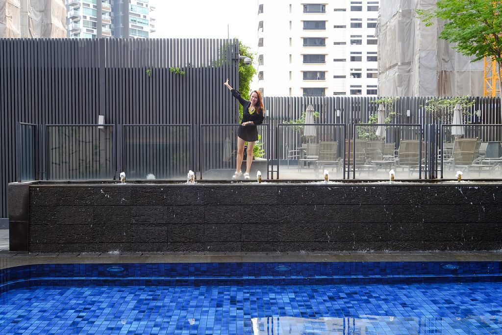 新加坡美爵罗克西大酒店泳池边