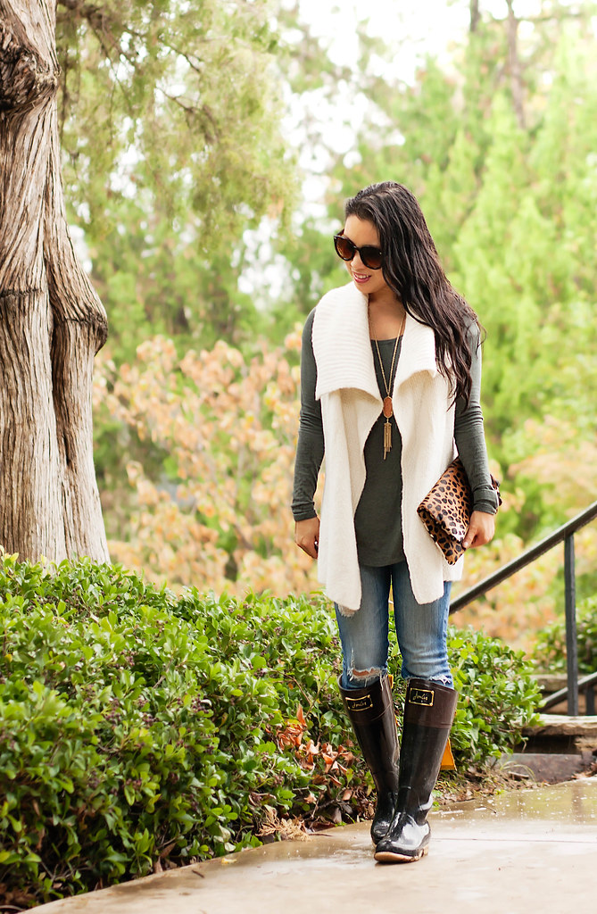 cute & little blog | petite fashion | sweater vest, olive gray tunic, distresse jeans, joules evedon bow rain boots, kendra scott rayne necklace, clare v leopard clutch | fall outfit