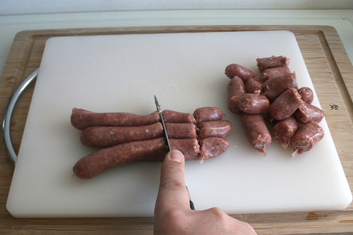 12 - Bratwürste in mundgerechte Stücke schneiden / Cut bratwurst in bit-sized pieces
