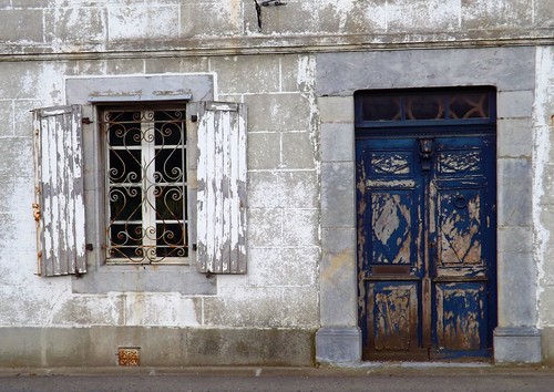 porte fenêtre door window façade maison house peinture painting ancien maisonsanciennes white blue blanc bleu colors délavé picturesque