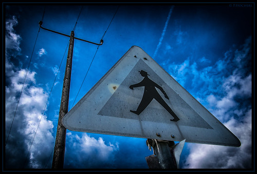 blue sky sign scary nikon himmel pedestrian schild blau tamron fusgänger d5300 16300mm tamron16300mmf3563diiinafvcpzdmacro
