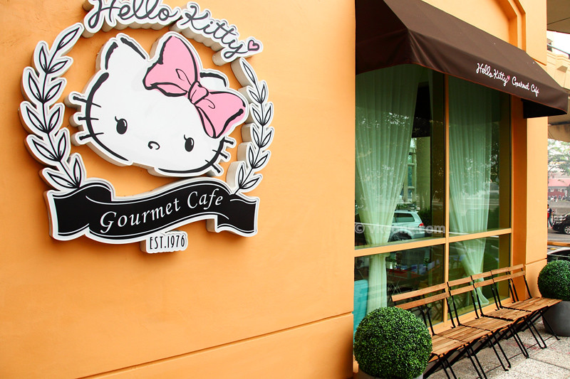 Hello-Kitty-Cafe-Entrance