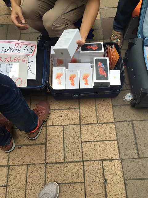 street vendors selling iPhone 6S