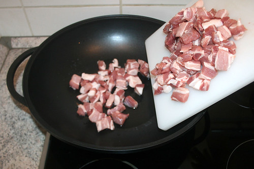 16 - Schweinebauch in Wok geben / Add pork belly to wok