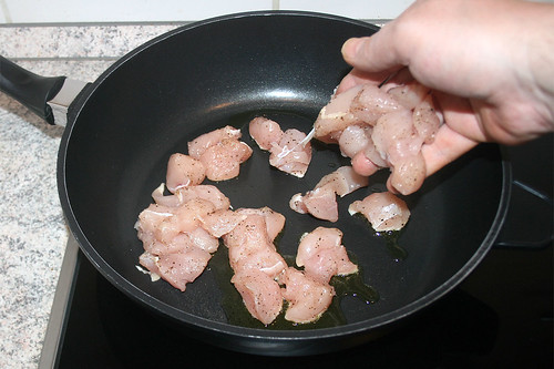 36 - Hähnchenbrustwürfel in Pfanne geben / Put diced chicken breast in pan