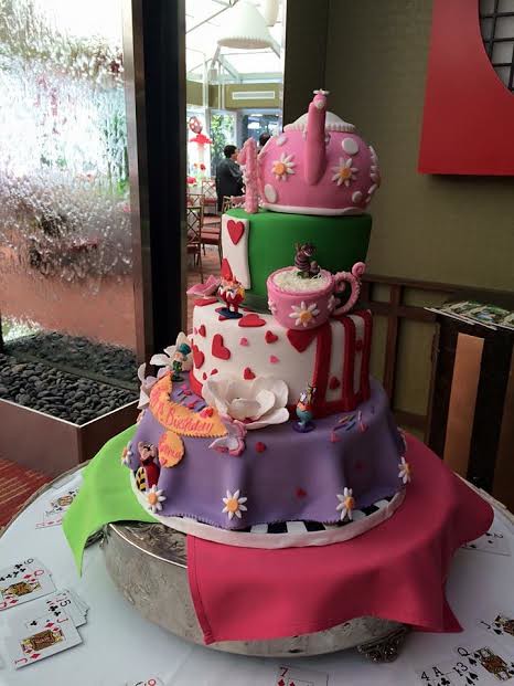 Alice in Wonderland Themed Cake by Zina Khudayntova