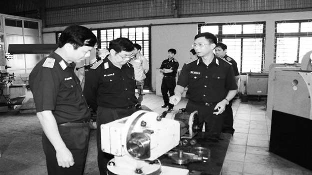 Trung tướng Phạm Xuân Hùng thăm và làm việc tại trường