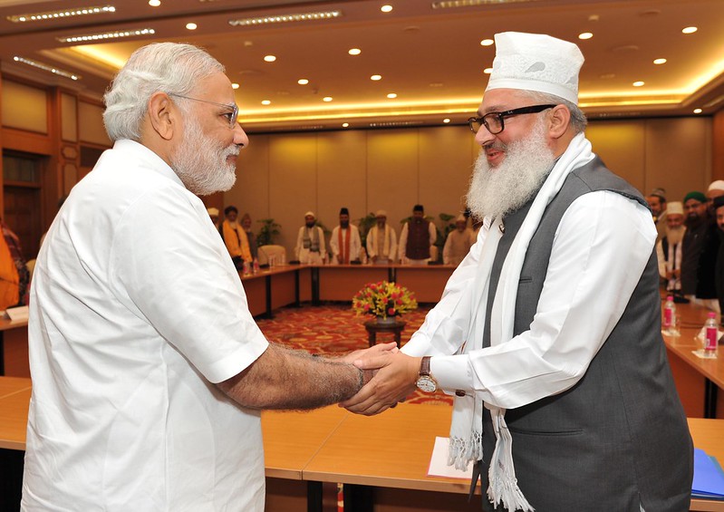 Narendra Modi shaking hands with Syed Mohammad Ashraf Kichhowchhawi, President & Founder  of AIUMB