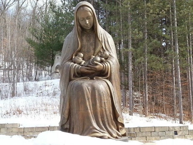 Nuestra Señora de los No Nacidos - Santuario de Nuestra Señora de Guadalupe, en La Crosse, Wisconsin.