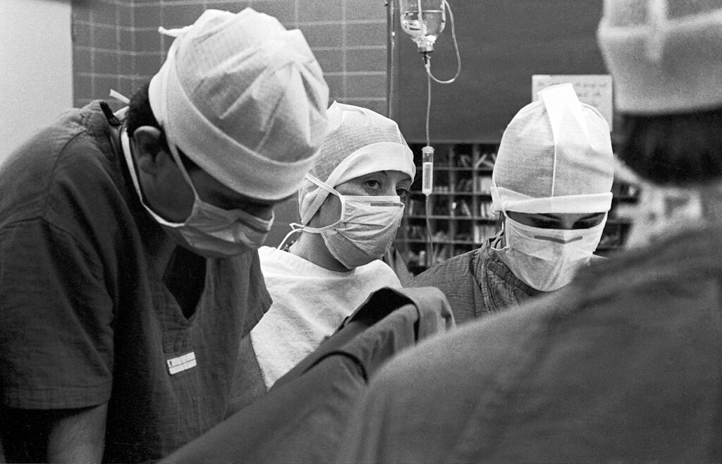 L'opération, CHU de grenoble, France 1982. © Franck Pédersol