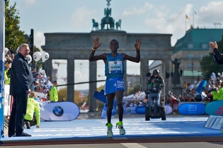 Kipchoge kuriózním způsobem ovládl berlínský maraton, Češi na limit nedosáhli