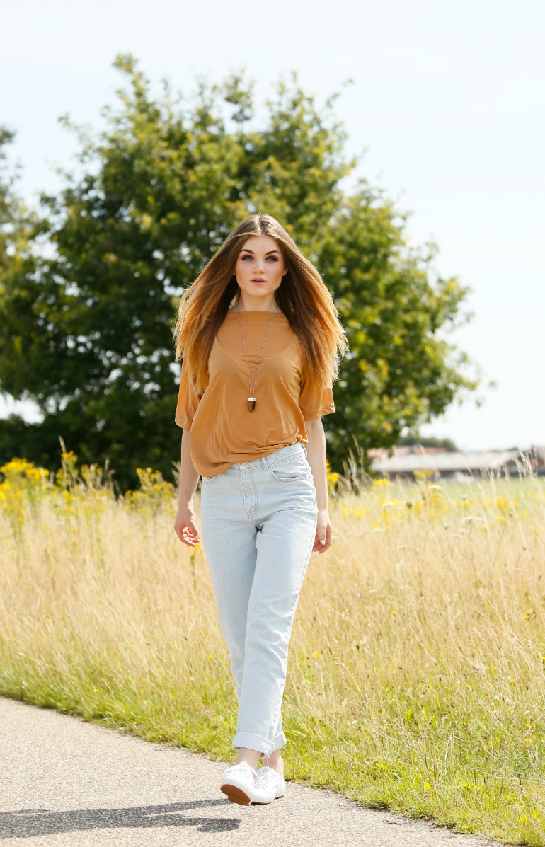 in the fields, superga sneakers, gesponsorde post, nelson, nelson schoenen, superga schoenen, witte superga's, mom jeans, zomeroutfit, fashionology, cheap monday, fashion blogger, fashion is a party