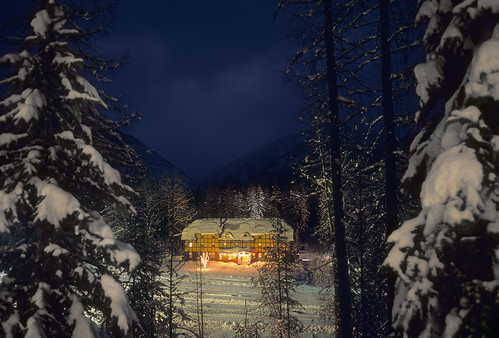 christmas snow night hotel holidays montana mt bn glaciernationalpark essex bnsf greatnorthern izaakwaltoninn