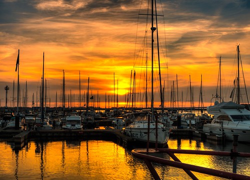 stralsund mecklenburgvorpommern deutschland sonnenaufgang sunrise hafen marina water sky segelboote sailboat