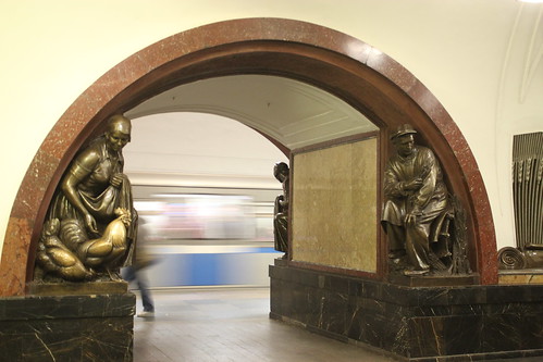 Ploshchad Revolyutsii Metro Station