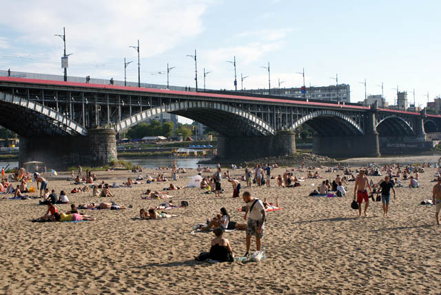 La plage à proximité du pont Poniatowski dans le quartier de Praga à Varsovie.